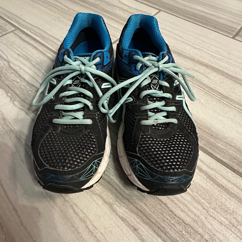 ASICS GT-1000 shows